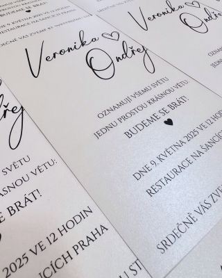 ✨ Minimalistická elegance na perleťovém papíře ✨ V jednoduchosti je krása, a přesně to vystihuje naši svatební kolekci...