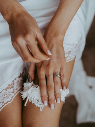 Krajkový podvazek s jemnými perličkami – čistá elegance, co působí luxusně už na první pohled. ✨ Detail, který ti dodá ten...